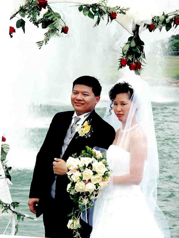 wedding_-_couple_and_fountain.jpg