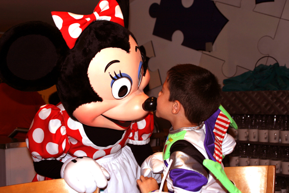 Kissing_Minnie.jpg